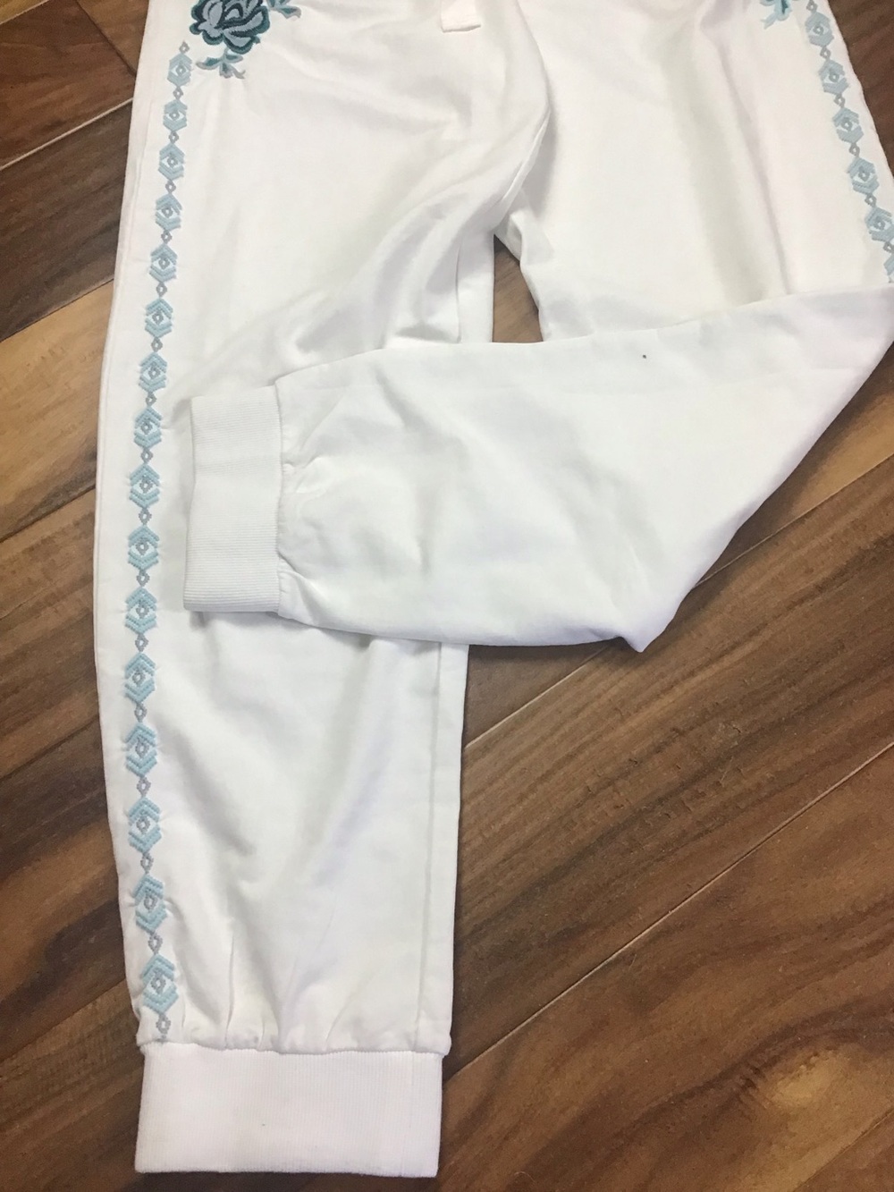 Sundance Faded Fields White Joggers Blue Floral Embroidered Size Medium - Picture 5 of 13